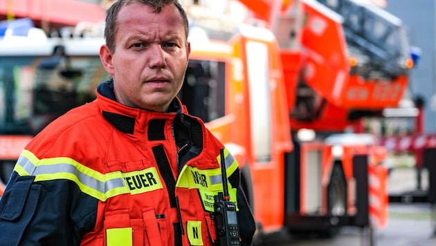 Der Brand brach am Dach des Marktes aus, Markus Reitbauer (kl. Bild) leitete den Einsatz (Bild: Einöder Horst)