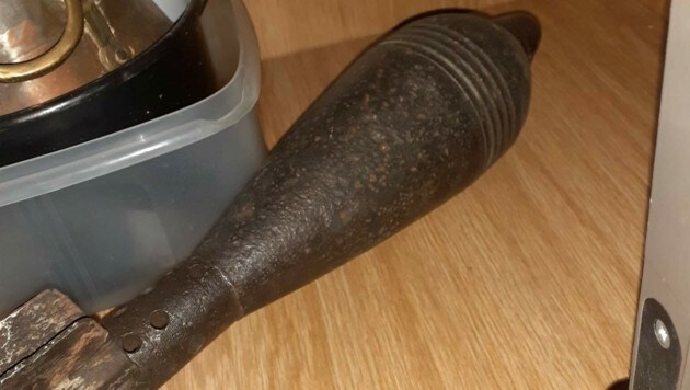 Diese noch scharfe Werfergranate wurde am Samstag im Keller eines Wohnhauses in Maria Gail bei Villach gefunden. (Bild: Polizei)