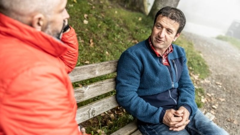 „Krone Vorarlberg“-Sportchef Peter Weihs traf Greber am Bödele zum Talk und schwelgte mit dem Mellauer auch in Erinnerungen an seine aktive Karriere. (Bild: Maurice Shourot)