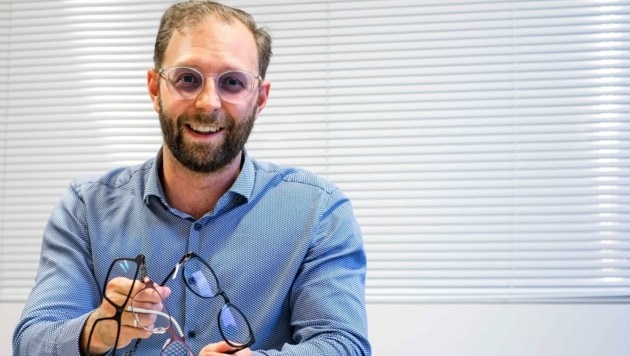 Optiker-Innungsmeister Philipp Orso zeigt Brillenmodelle mit Blaulichtfiltern. (Bild: Einöder Horst)