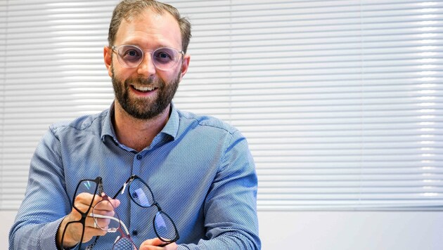 Optiker-Innungsmeister Philipp Orso zeigt Brillenmodelle mit Blaulichtfiltern. (Bild: Einöder Horst)