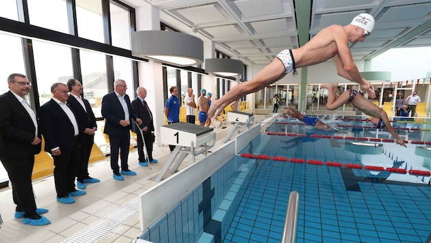 Das Hallenbad wurde offiziell wieder in Betrieb genommen. (Bild: Judt Reinhard)