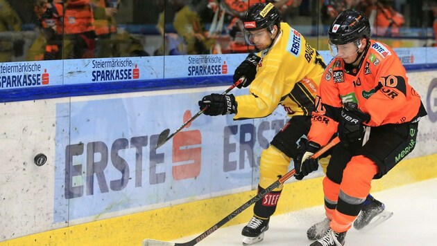 Nach Schock-Diagnose! Graz-Eishockeyspieler Zintis Zusevics (re.) steht für die 99ers wieder am Eis. (Bild: GEPA pictures/ Mario Buehner)