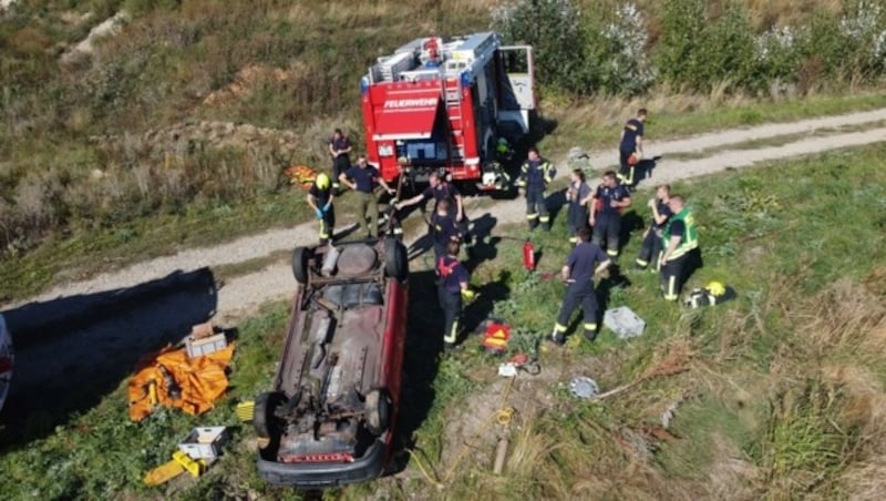 Teil der Übung war das Absichern der Unfallfahrzeuge, um ein Abrutschen zu verhindern. (Bild: FF Neusiedl am See)