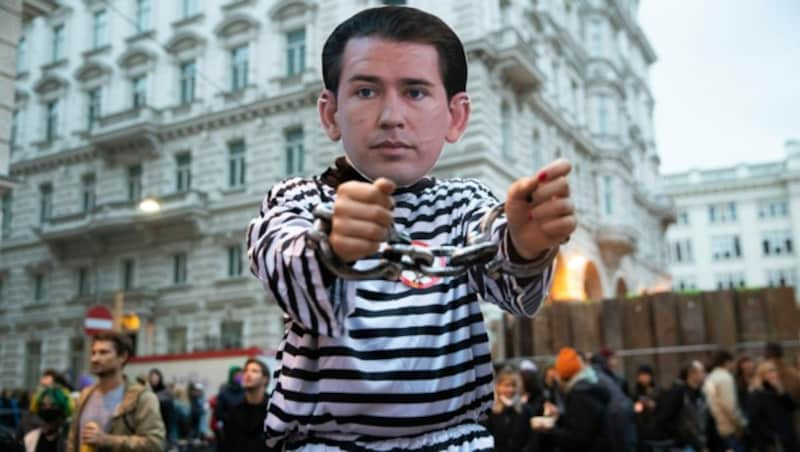 Kurz in Handschellen - so wollten ihn einige Demonstranten am 7. Oktober in Wien gerne sehen. (Bild: AP/Lisa Leutner)