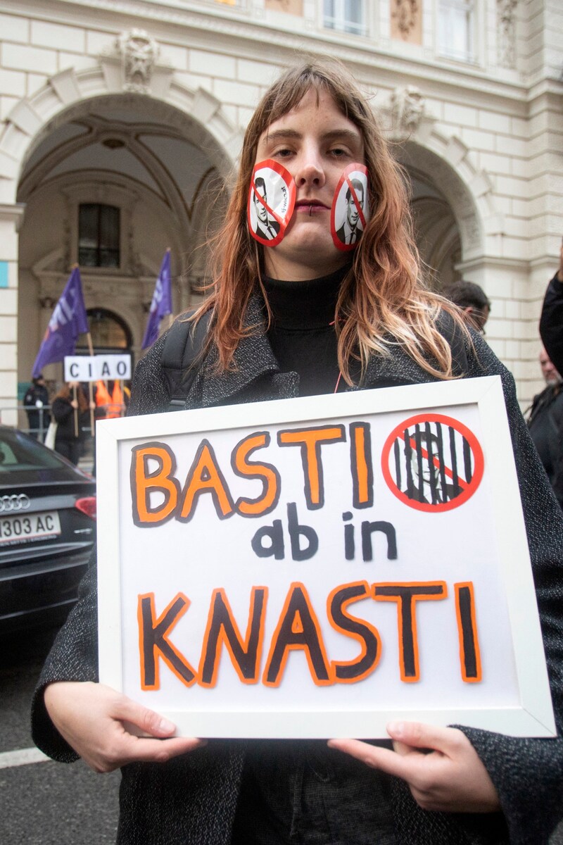 Eine Demonstrantin am 7. Oktober in Wien (Bild: ALEX HALADA / AFP)