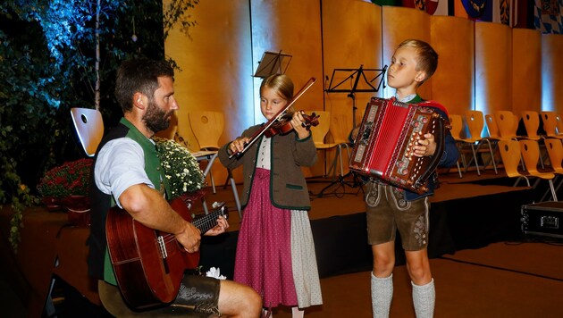 Rosa und Andreas Eßl mit Papa Andy. Sie musizieren seit der Coronapandemie zusammen (Bild: Gerhard Schiel)