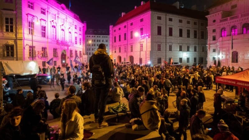 Viele Menschen versammelten sich am 9. Oktober 2021 in Wien vor dem Bundeskanzleramt. (Bild: APA/GEORG HOCHMUTH)