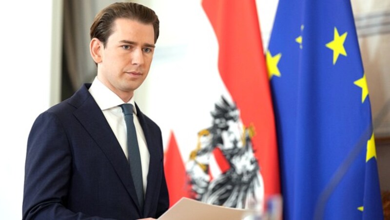 Kurz nach 19.30 Uhr kündigte ÖVP-Chef Sebastian Kurz am Samstagabend seinen Rückzug als Bundeskanzler an. (Bild: APA/Georg Hochmuth)