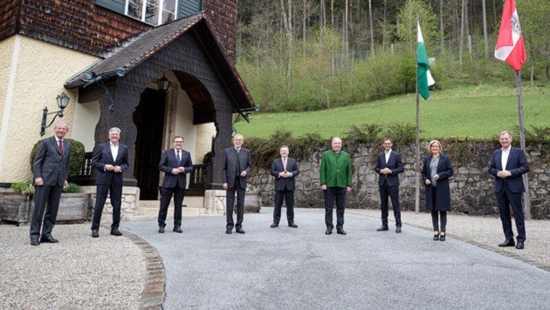 Alle Landeshauptleute im Mai bei einem Treffen mit dem Bundespräsidenten - das schwarze Sextett hat Sebastian Kurz letztlich zum Rückzug gebracht. (Bild: APA/Bundesheer/Peter Lechner)