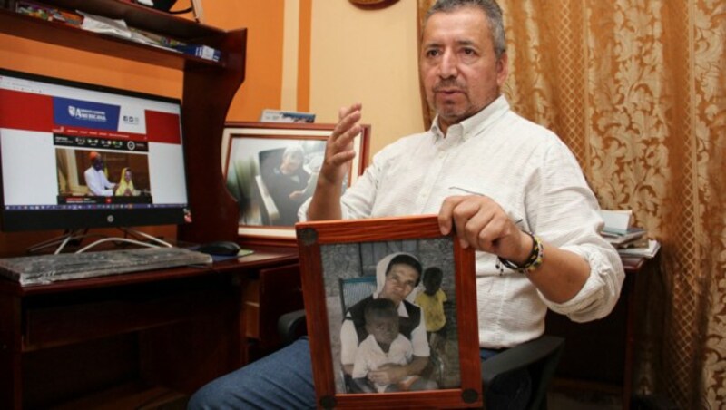 Edgar Narváez, Bruder der entführten Ordensschwester, ist erleichtert. (Bild: APA/AFP/Leonardo CASTRO)