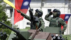 Taiwan hielt zur Feier des Nationalfeiertags am Sonntag eine Militärparade ab. (Bild: AP)