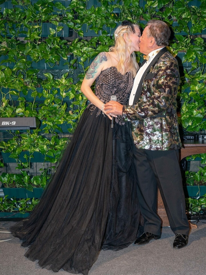 Richard Lugner und Simone Reiländer küssen sich nach ihrer Verlobung. (Bild: Andreas Tischler / picturedesk.com)
