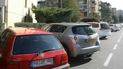 Auch einige Autos aus dem Ausland findet man parkend im Innsbrucker Olympischen Dorf. (Bild: Christof Birbaumer)