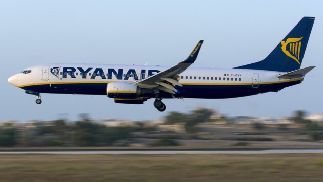 Eine Maschine des Billigfliegers Ryanair musste wegen des Zwischenfalls die Landung abbrechen. (Symbolbild) (Bild: stock.adobe.com)