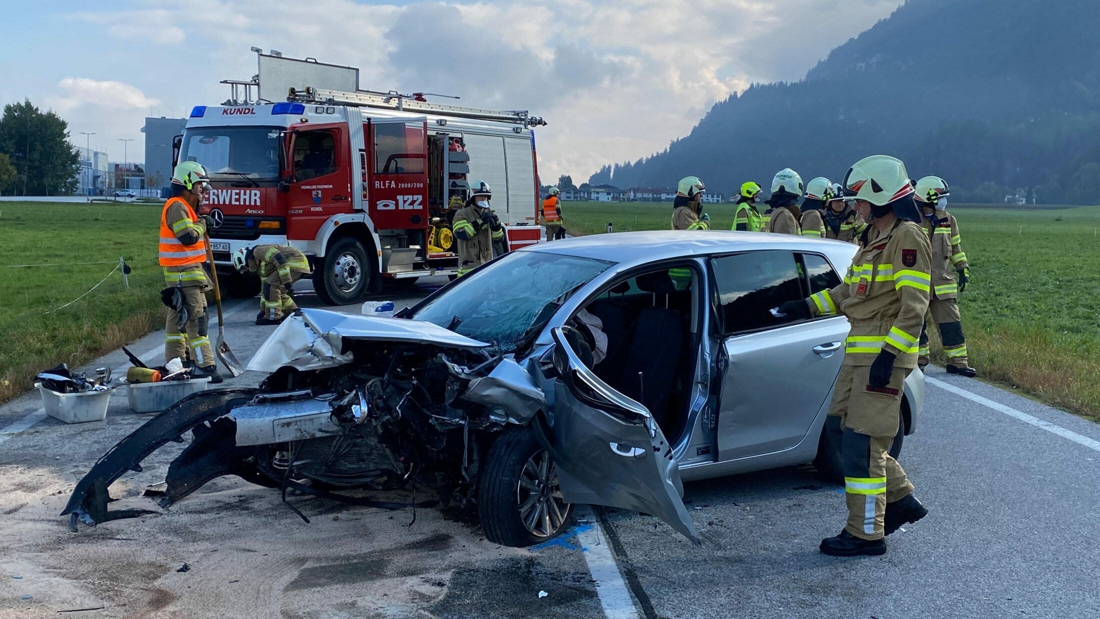 Nach Sekundenschlaf - Tirol: Frontal-Crash Fordert Drei Schwerverletzte ...