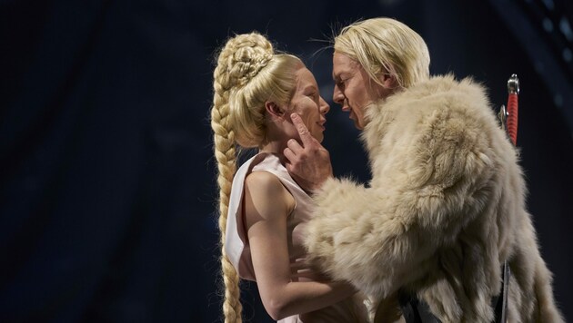 Theresa Palfi als Kriemhild mit Christian Clauß als Siegfried (Bild: Herwig PRAMMER)