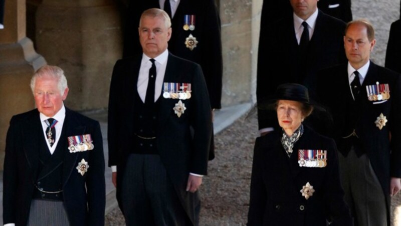 Charles, Andrew, Anne und Edward beim Begräbnis von Prinz Philip (Bild: AFP )