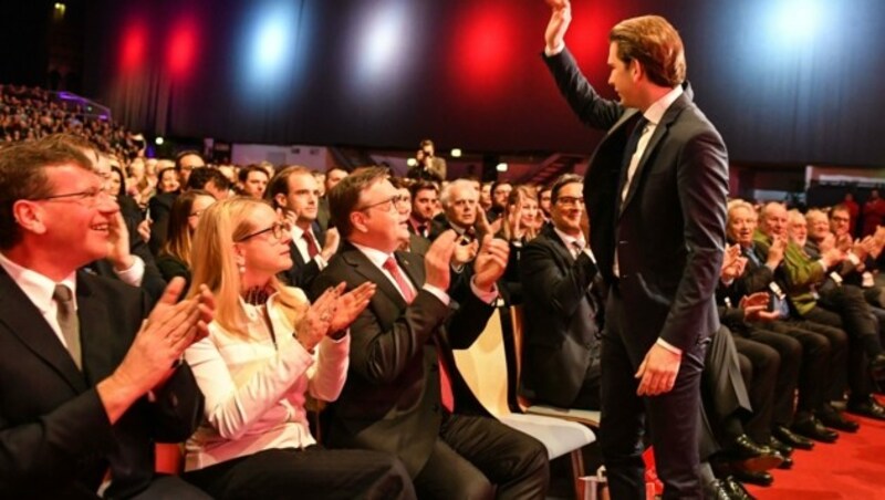 Beim ÖVP-Wahlauftakt 2018 jubelten die Tiroler VP-Politiker Kurz noch sichtlich zu. (Bild: Liebl Daniel)