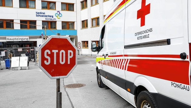 Auch das Stop-Schild hielt den Mann nicht davon ab, das Rettungsauto zu starten und vom Klinik-Areal wegzufahren. (Bild: GERHARD SCHIEL)