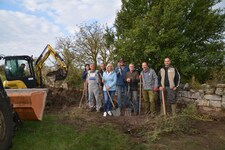 Die Mauer wird für das kreuchende und fleuchende Getier wieder in Stand gesetzt. Die Neusiedler Bürgermeisterin Lisa Böhm bedankte sich für den Einsatz im Sinne des Naturschutzes. (Bild: Charlotte Titz)