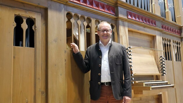 Alois Moser, der Pfarrer der Saalfeldener Pfarrkirche, freut sich über die neuen Klänge. (Bild: Roland Hölzl)
