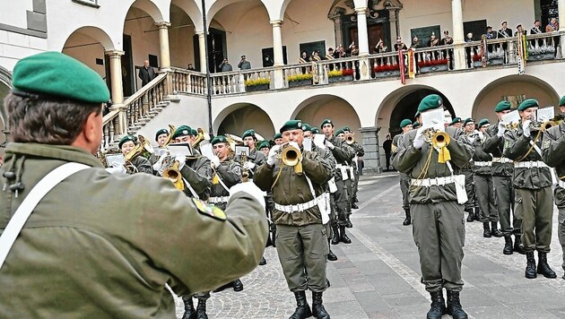 Die Militärmusik Steiermark sprang ein, weil es bei den Kärntner Kollegen einen Coronafall gibt. Das Heimatlied wurde bravourös gemeistert. (Bild: Hronek Eveline)
