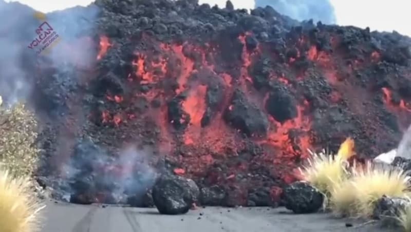 Meterhoch wälzt sich der Lavastrom über die Insel. (Bild: kameraone)