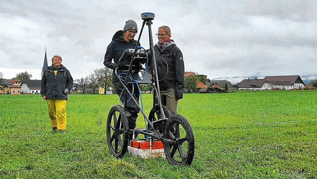 Die Experten wollen auf den Feldern und Wiesen in Globasnitz jeden freien Quadratmeter mit dem Radargerät untersuchen. (Bild: ÖAW)
