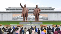 Statuen der ehemaligen Machthaber Kim Il Sung und Kim Jong Il in Pjöngjang (Bild: APA/AFP/KCNA VIA KNS/STR)