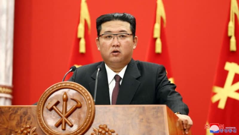 Kim Jong Un bei seiner Rede am Sonntag (Bild: APA/AFP/KCNA VIA KNS/STR)