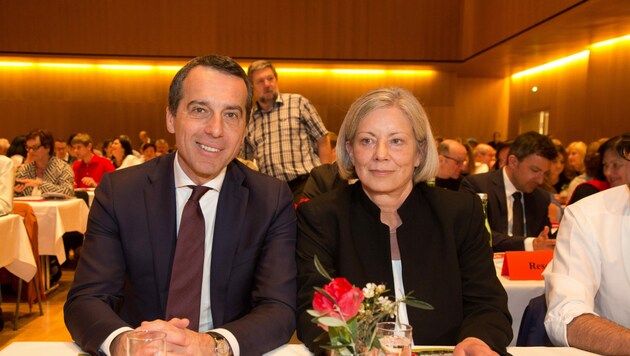 Gabi Sprickler-Falschlunger (re., mit Ex-Bundeskanzler Christian Kern) kandidiert für das Amt der SPÖ-Vorsitzenden. (Bild: Maurice Shourot)