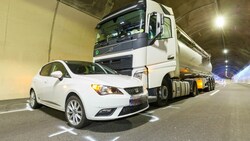 Der Tanklaster schob den Pkw im Langener Tunnel 250 Meter vor sich her. (Bild: Bernd Hofmeister)