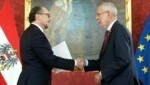Alexander Schallenberg wird von Bundespräsident Alexander Van der Bellen zum neuen Bundeskanzler angelobt. (Bild: APA/GEORG HOCHMUTH)