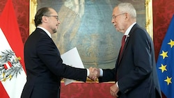 Alexander Schallenberg wird von Bundespräsident Alexander Van der Bellen zum neuen Bundeskanzler angelobt. (Bild: APA/GEORG HOCHMUTH)