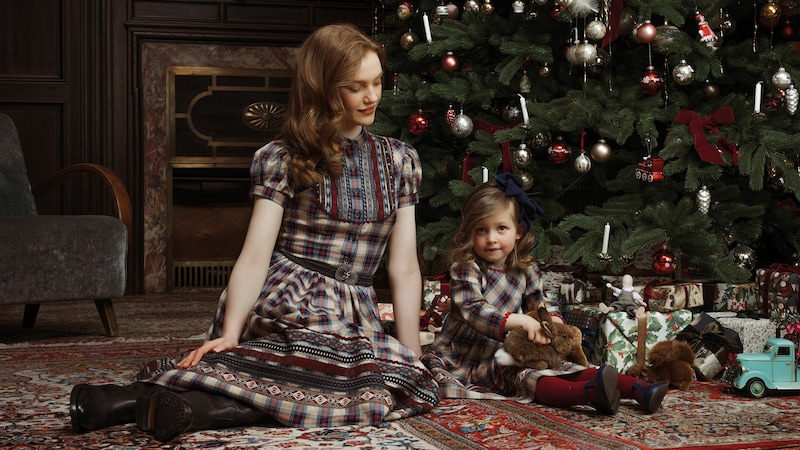 Süße Kleidchen im Karomuster sorgen für weihnachtliches Flair. (Bild: Lena Hoschek/LippZahnschirm & Daniel Kindler)