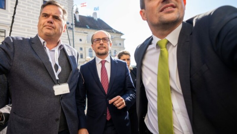 Bundeskanzler Alexander Schallenberg nach seiner Angelobung am Ballhausplatz in Wien. (Bild: APA/GEORG HOCHMUTH)