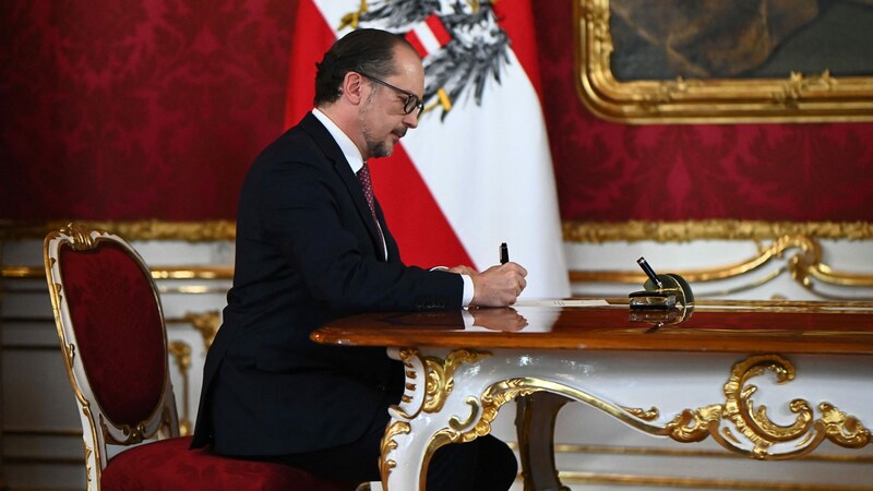 Alexander Schallenberg wurde am 11. Oktober 2021 als neuer Bundeskanzler angelobt. (Bild: APA/AFP/Joe Klamar)