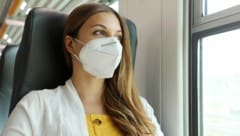 In Fernzügen und -bussen muss nun wieder FFP2-Maske getragen werden. (Bild: ©zigres - stock.adobe.com)