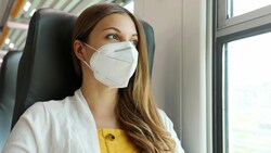 In Fernzügen und -bussen muss nun wieder FFP2-Maske getragen werden. (Bild: ©zigres - stock.adobe.com)