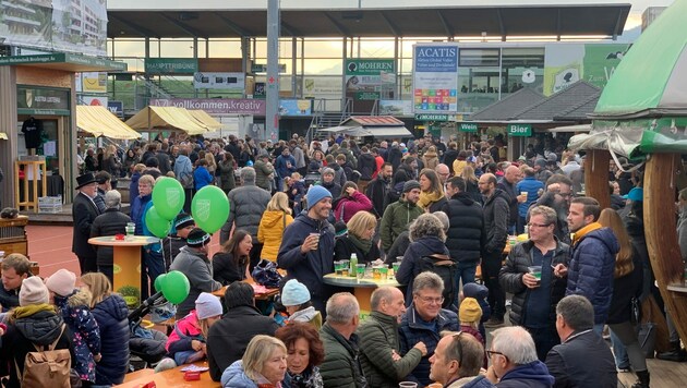 Käsdönnola, heiße Maroni, süße Zuckerwatte und leckere Getränke lockten einige Besucher zum Reichshofstadion. (Bild: Austria Lustenau)