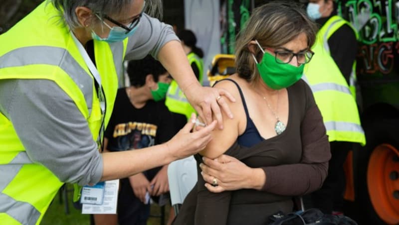 Eine Mutter verhilft mit der Impfung auch ihren Kindern zu einem besseren Schutz. (Bild: Sylvie Whinray/New Zealand Herald via AP)