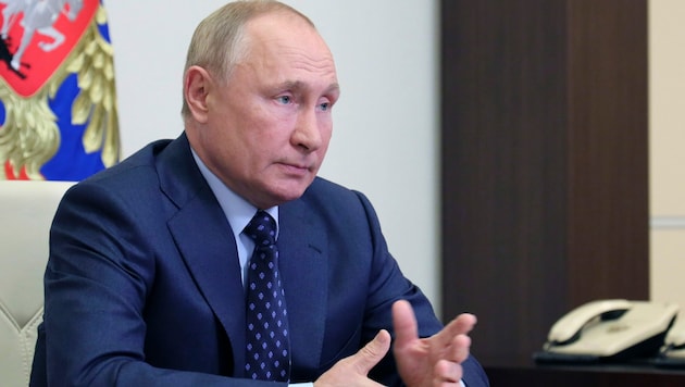 In Russland macht man sich derzeit Sorgen um den Gesundheitszustand von Präsident Wladimir Putin - der wiegelt jedoch ab, ihm gehe es gut. (Bild: AP)