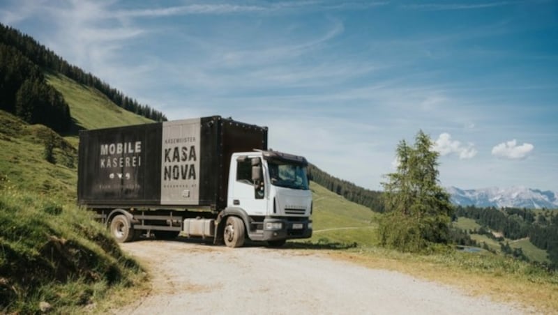 Seit Mai ist „Kasanova“ Benjamin Schmidhofer mit seiner mobilen Käserei auf Tour und zählt acht Bauern zu seinen Kunden. (Bild: zVg)