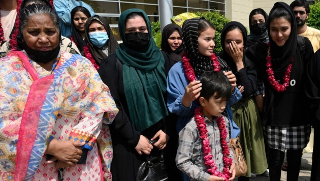 Die Mitglieder der afghanischen Juniorinnen-Fußballmannschaft und ihre Familien finden in Großbritannien eine neue Heimat. (Bild: Associated Press)