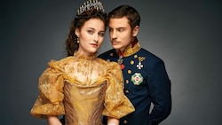 Dominique Devenport ist Kaiserin Elisabeth, Jannik Schümann spielt Kaiser Franz Joseph. (Bild: TVnow/Beta Film)