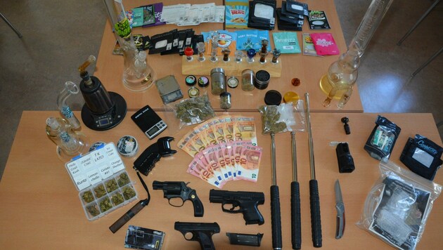 Die Polizisten stellten Drogen, unerlaubte Waffen und Bargeld sicher. (Bild: Polizei Hallein)
