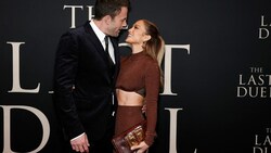 Ben Affleck und Jennifer Lopez am roten Teppich der Filmpremiere von „The Last Duel“ (Bild: 2021 Getty Images)