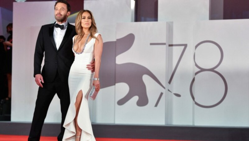 Ben Affleck und Jennifer Lopez zeigten sich bei den Filmfestspielen von Venedig zum ersten Mal gemeinsam am roten Teppich. (Bild: AFP)