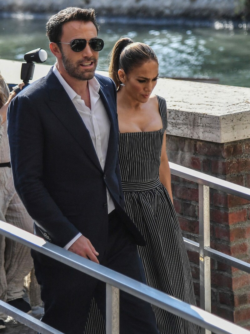 In Venedig zeigten Ben Affleck und Jennifer Lopez, dass sie auch modisch ein schönes Paar sind. (Bild: AFP)